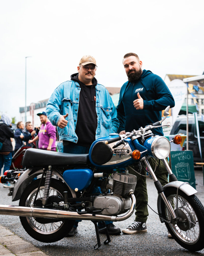 Besucher des Simson Treffens beim Fahrzeugmuseum