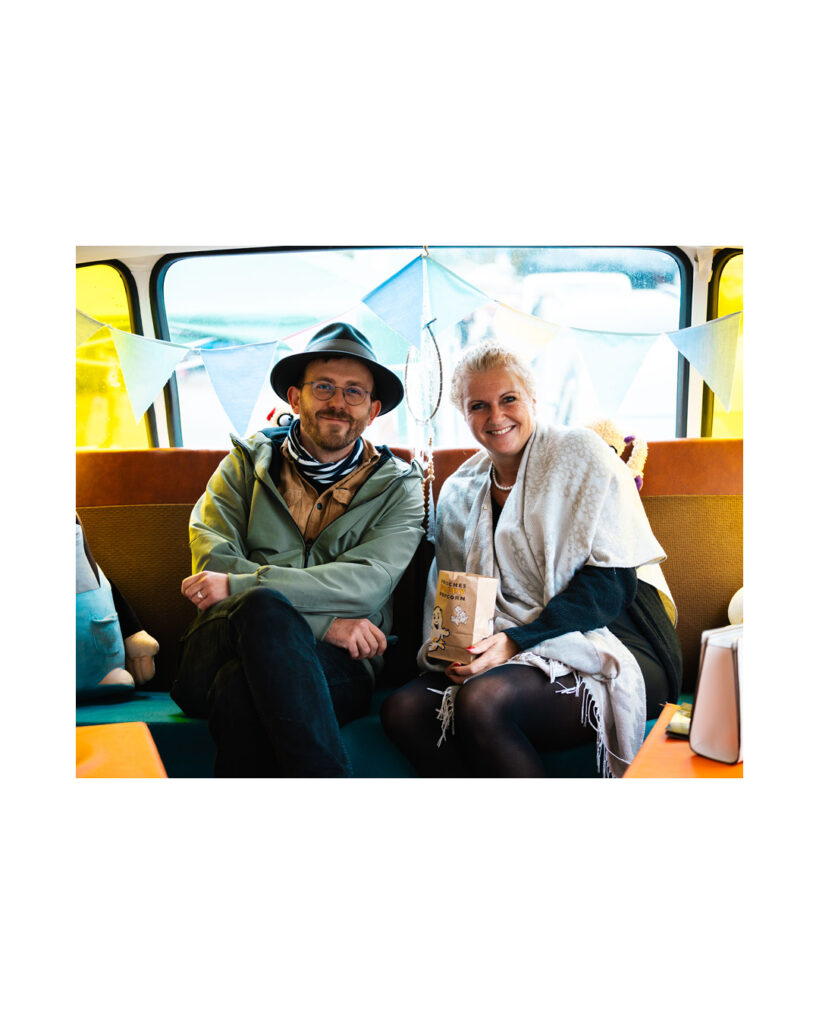 Besucher des Simson Treffens beim Fahrzeugmuseum