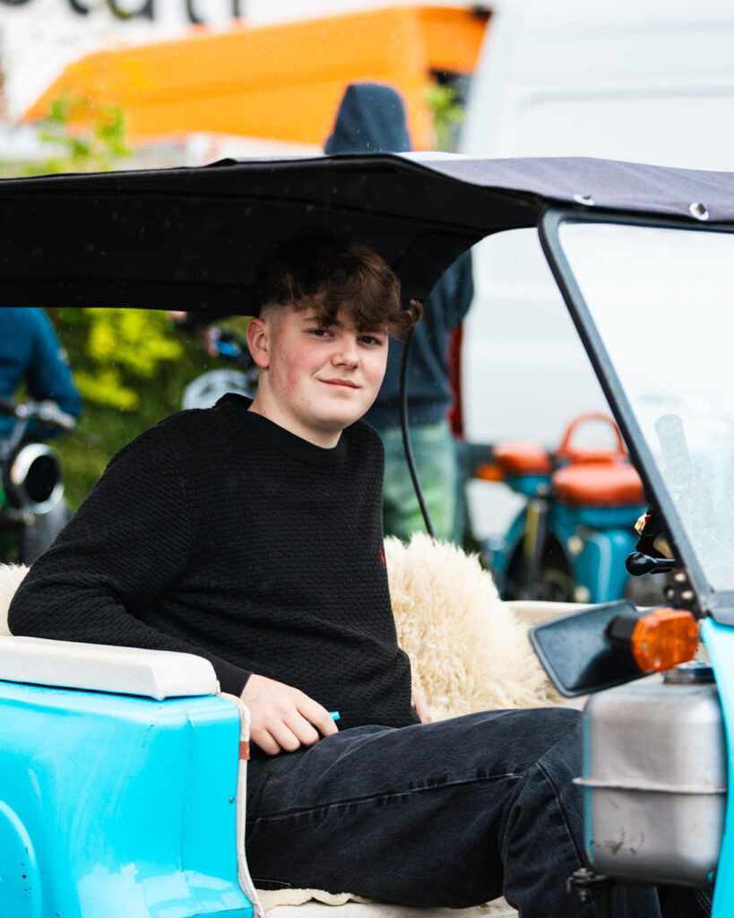 Besucher des Simson Treffens beim Fahrzeugmuseum