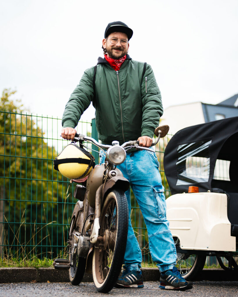 Besucher des Simson Treffens beim Fahrzeugmuseum