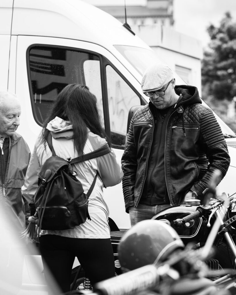 Besucher des Simson Treffens beim Fahrzeugmuseum