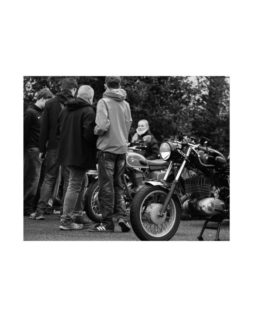 Besucher des Simson Treffens beim Fahrzeugmuseum