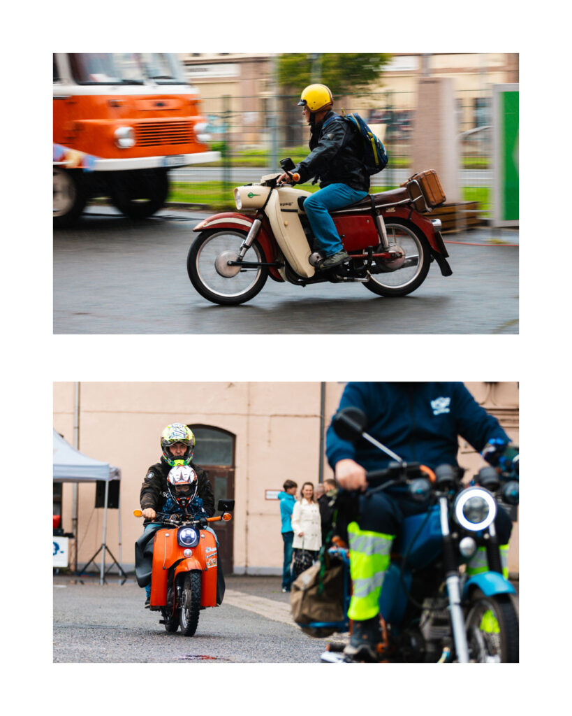 Besucher mit Simson Motorrädern