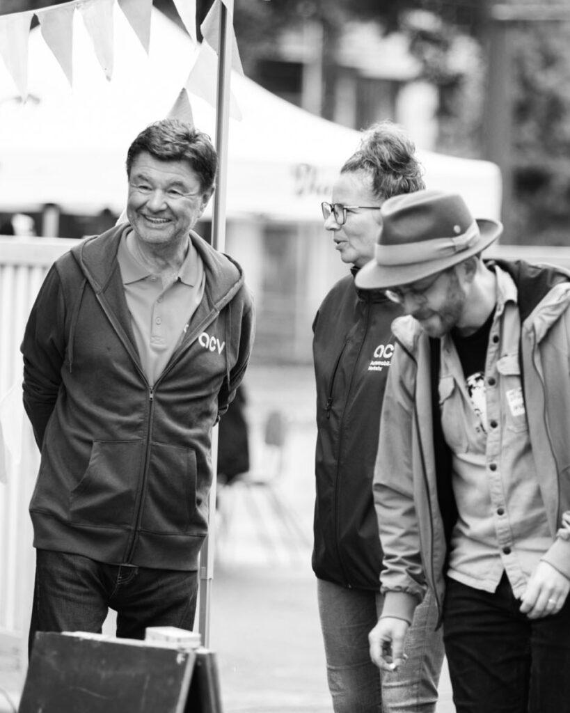 Besucher des Simson Treffens beim Fahrzeugmuseum