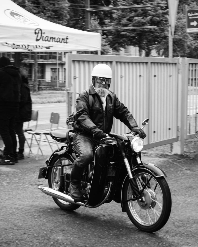 Besucher mit Simson Motorrädern