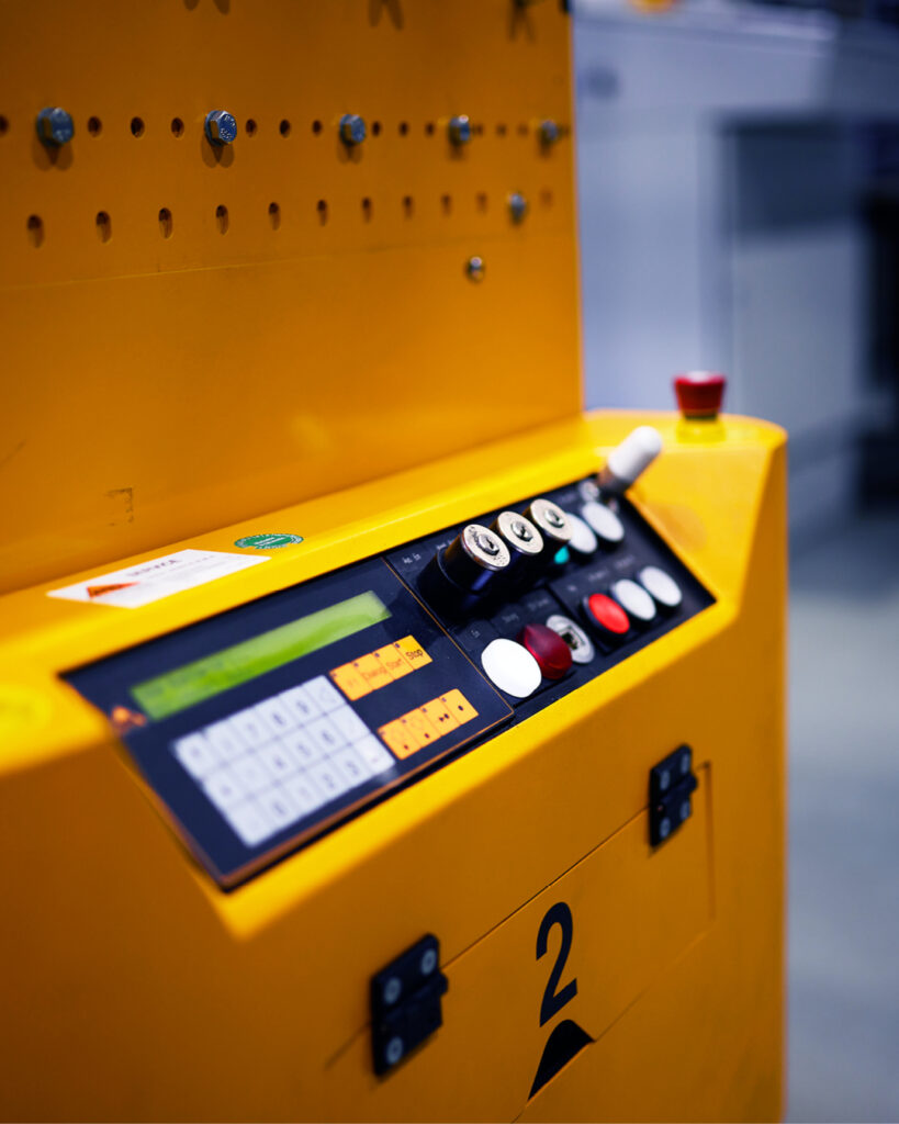 Nahaufnahme des Bedienfeldes des Aludrive Transportsystems