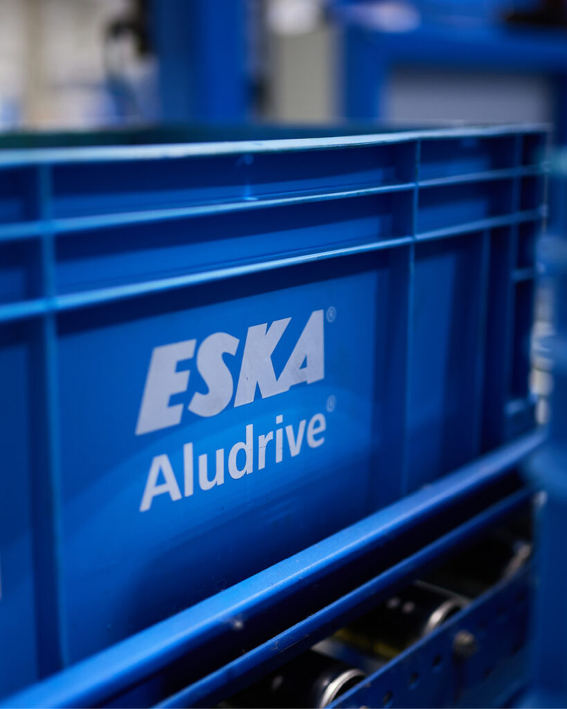 blaue Kommossionskiste mit ESKA Aludrive Logo