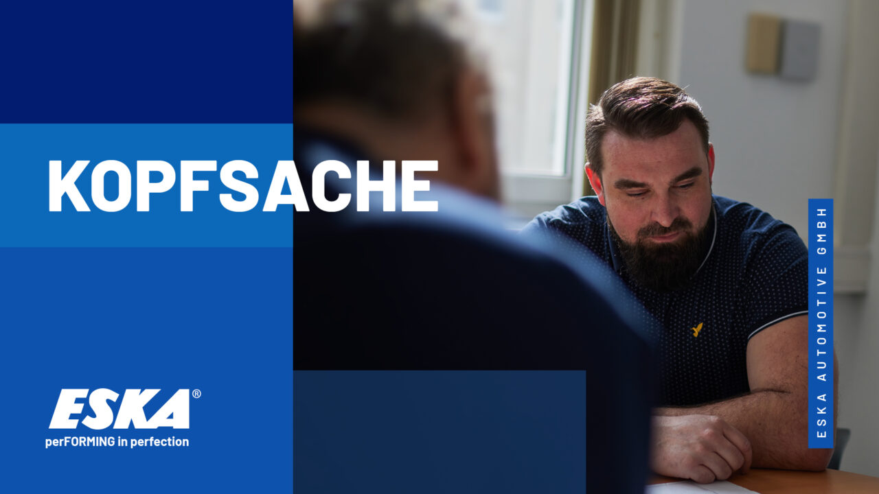 ESKA Mitarbeiter sitzt nachdenklich am Meetingtisch, mit einem Konstruktionsplan vor sich