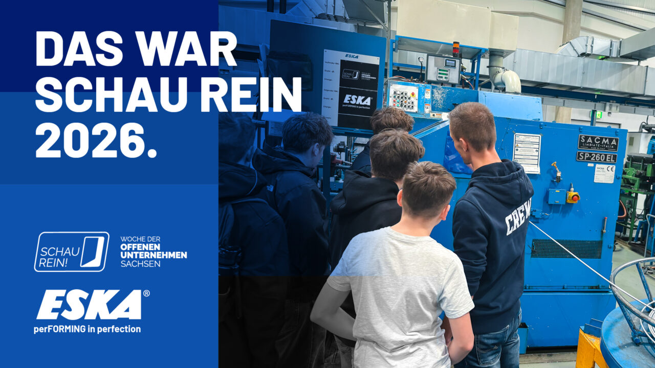Schrau Rein! bei ESKA 2026, junge Schüler blicken auf einen Produktionsmaschine
