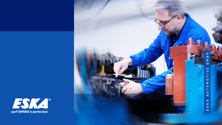 ESKA Mitarbeiter in blauer Arbeitskleidung arbeitet am Vorrüstplatz