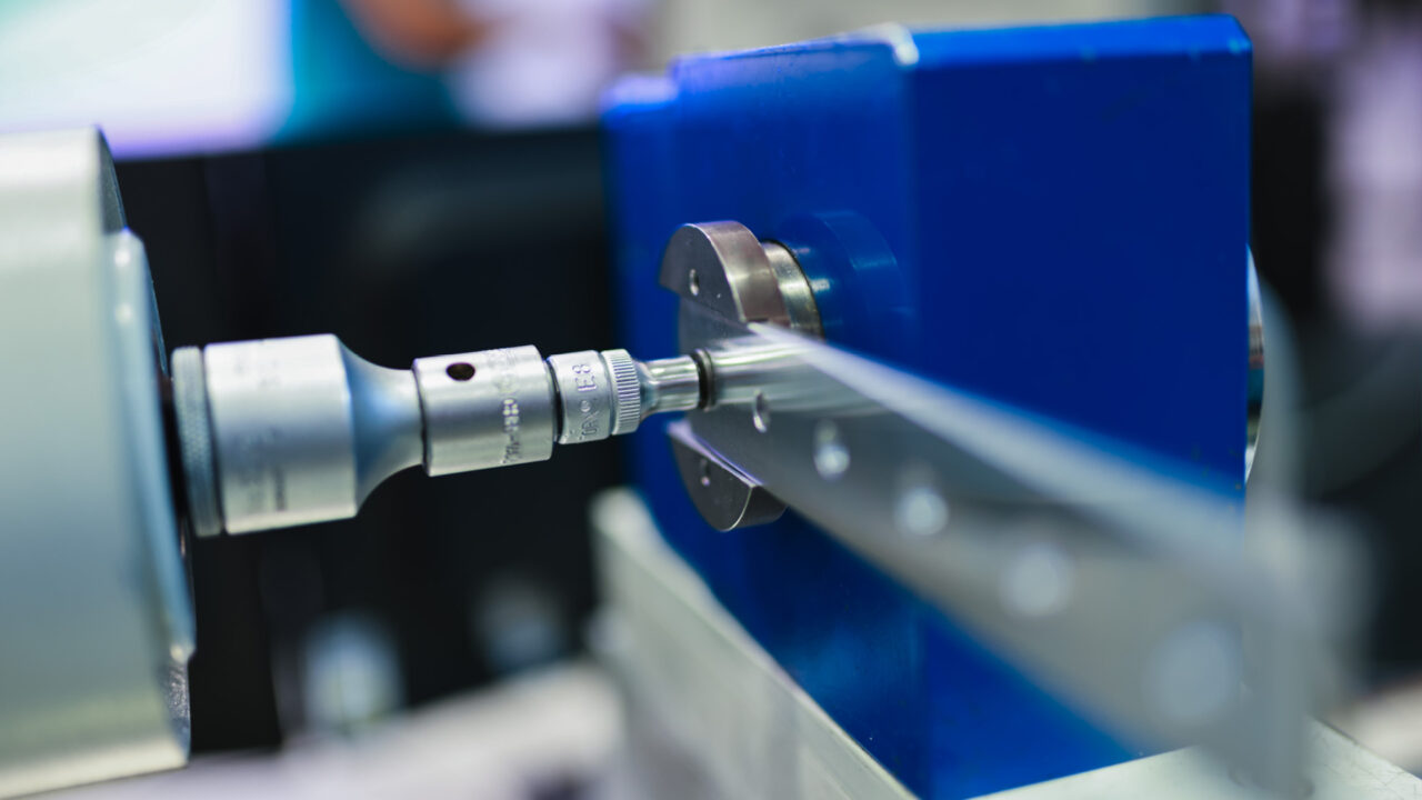 Nahaufnahme eines silbernen Torx E8 in einem Reibungsprüfstand TesT®