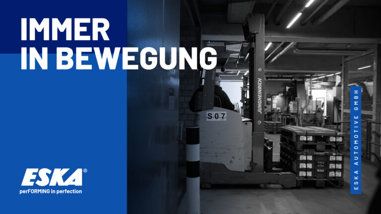 ESKA – Immer in Bewegung. Lagermitarbeiter fährt eine Palette auf einem Gabelstapler durch das Lager