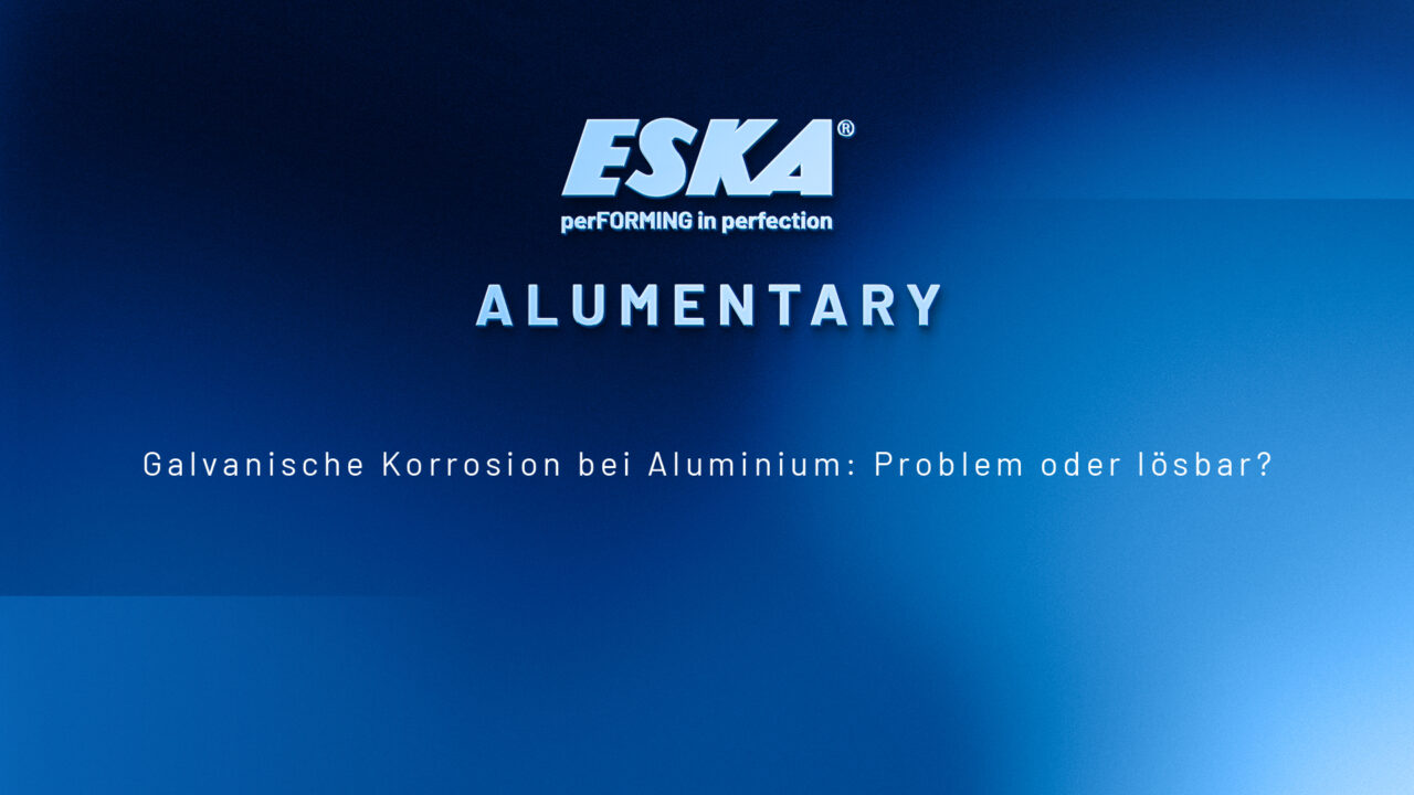 Blauer Hintergrund mit weißer Schrift. ESKA Alumentary. Galvanische Korrosion bei Aluminium: Problem oder lösbar?