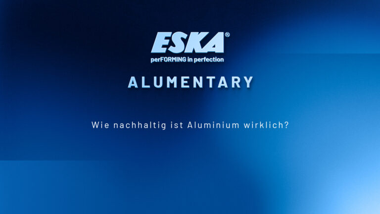 Text auf blauem Hintergrund: ESKA Alumentary. Wie nachhaltig ist Aluminium wirklich?