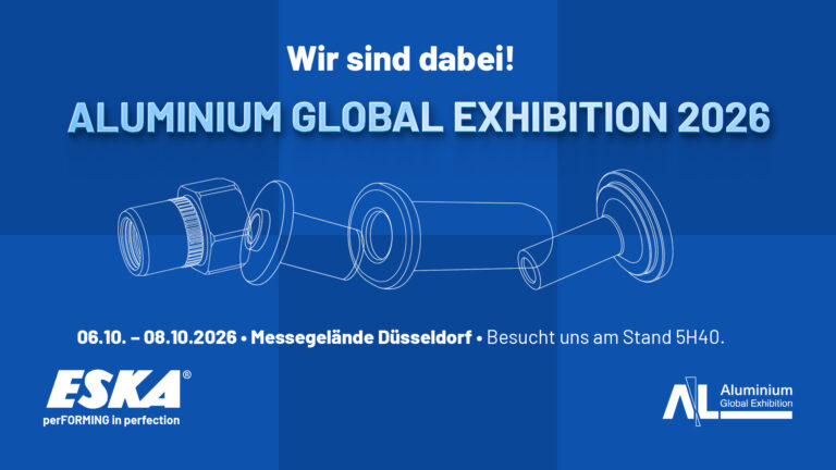 Messe-Ankündigung von ESKA auf blauem Hintergrund mit der Überschrift „Wir sind dabei! ALUMINIUM GLOBAL EXHIBITION 2026“. In der Mitte sind weiße Strichzeichnungen verschiedener Schrauben und Verbindungselemente zu sehen. Darunter stehen die Angaben: „06.10. – 08.10.2026 • Messegelände Düsseldorf“, der Hinweis „Besucht uns am Stand 5H40.“ sowie die Logos von ESKA („perFORMING in perfection“) und der Aluminium Global Exhibition.